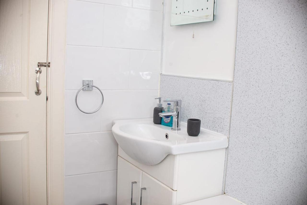 Aberdeen City Centre Flat: 2-Bedroom with Parking Exterior photo