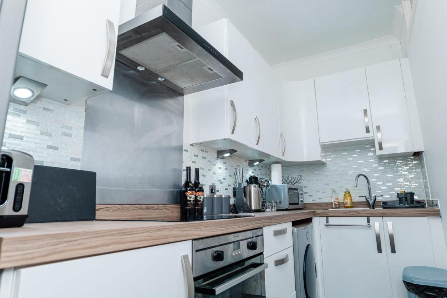 Aberdeen City Centre Flat: 2-Bedroom with Parking Exterior photo