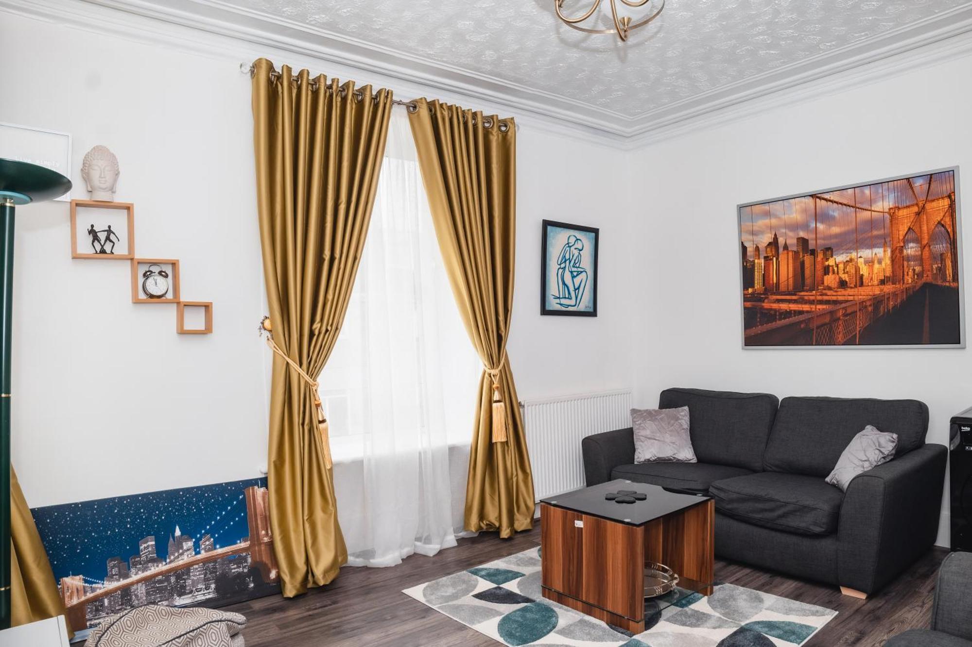Aberdeen City Centre Flat: 2-Bedroom with Parking Exterior photo