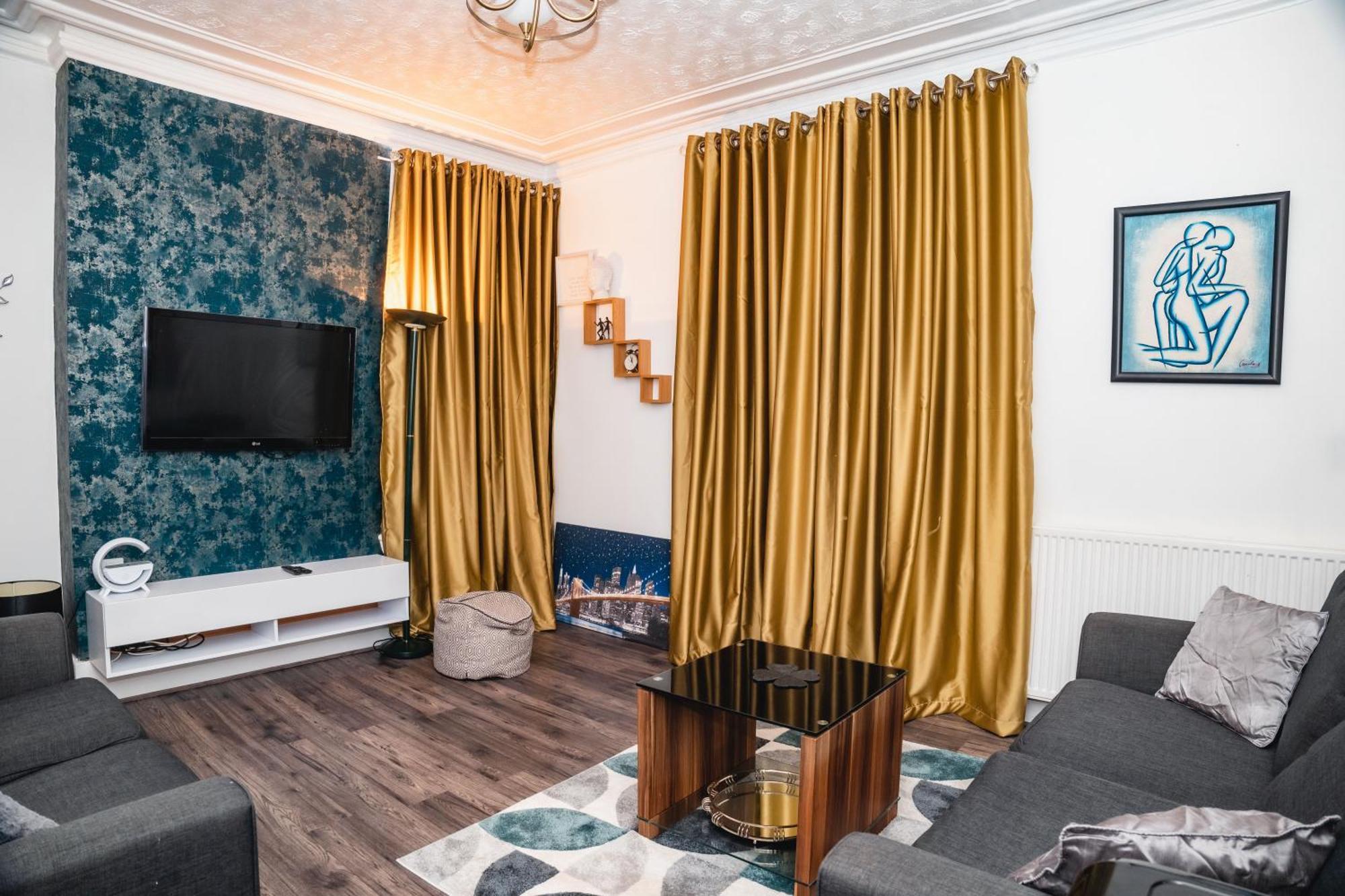 Aberdeen City Centre Flat: 2-Bedroom with Parking Exterior photo