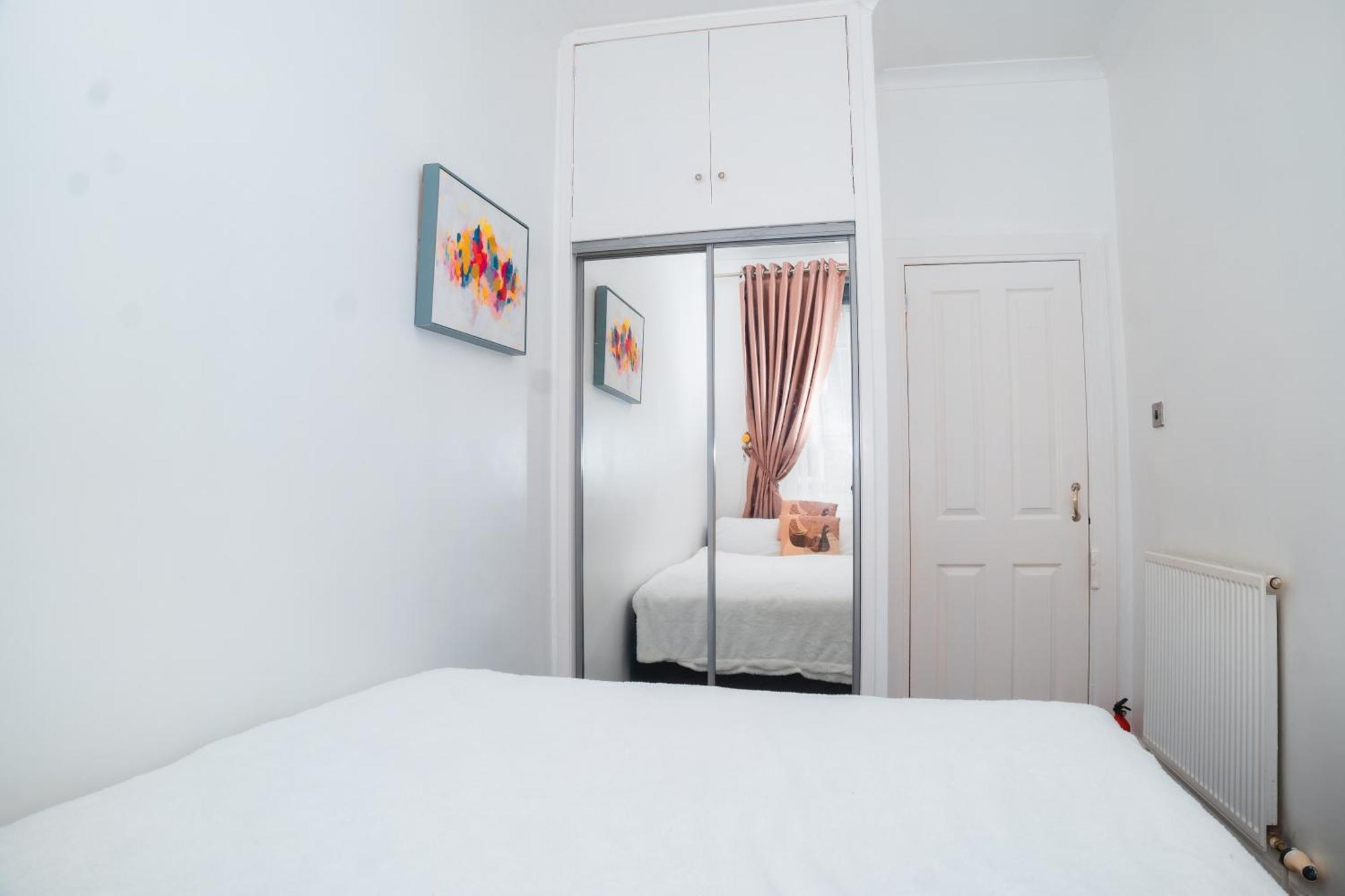 Aberdeen City Centre Flat: 2-Bedroom with Parking Exterior photo