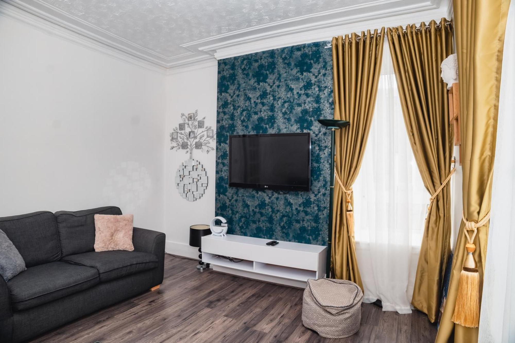 Aberdeen City Centre Flat: 2-Bedroom with Parking Exterior photo