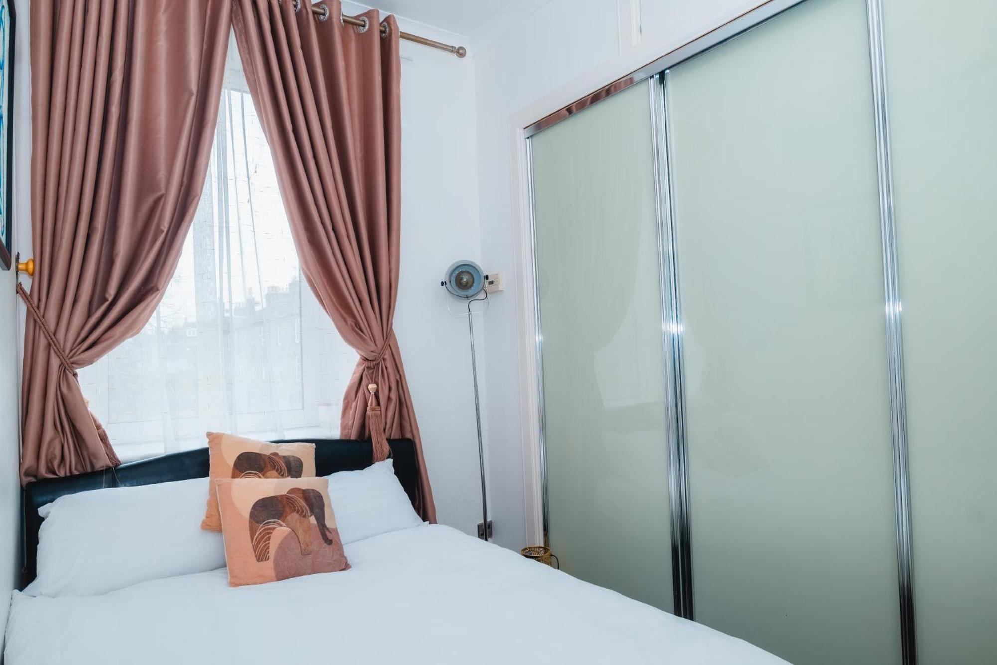 Aberdeen City Centre Flat: 2-Bedroom with Parking Exterior photo