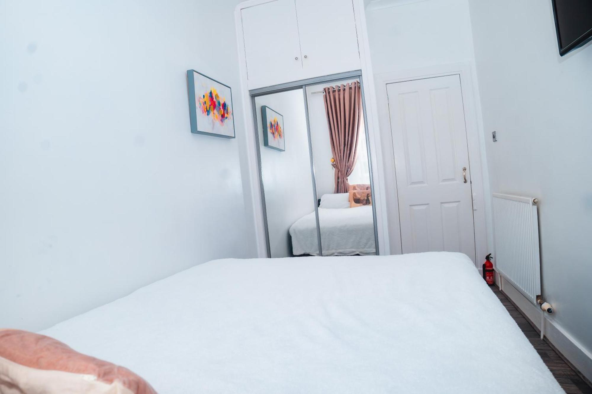 Aberdeen City Centre Flat: 2-Bedroom with Parking Exterior photo