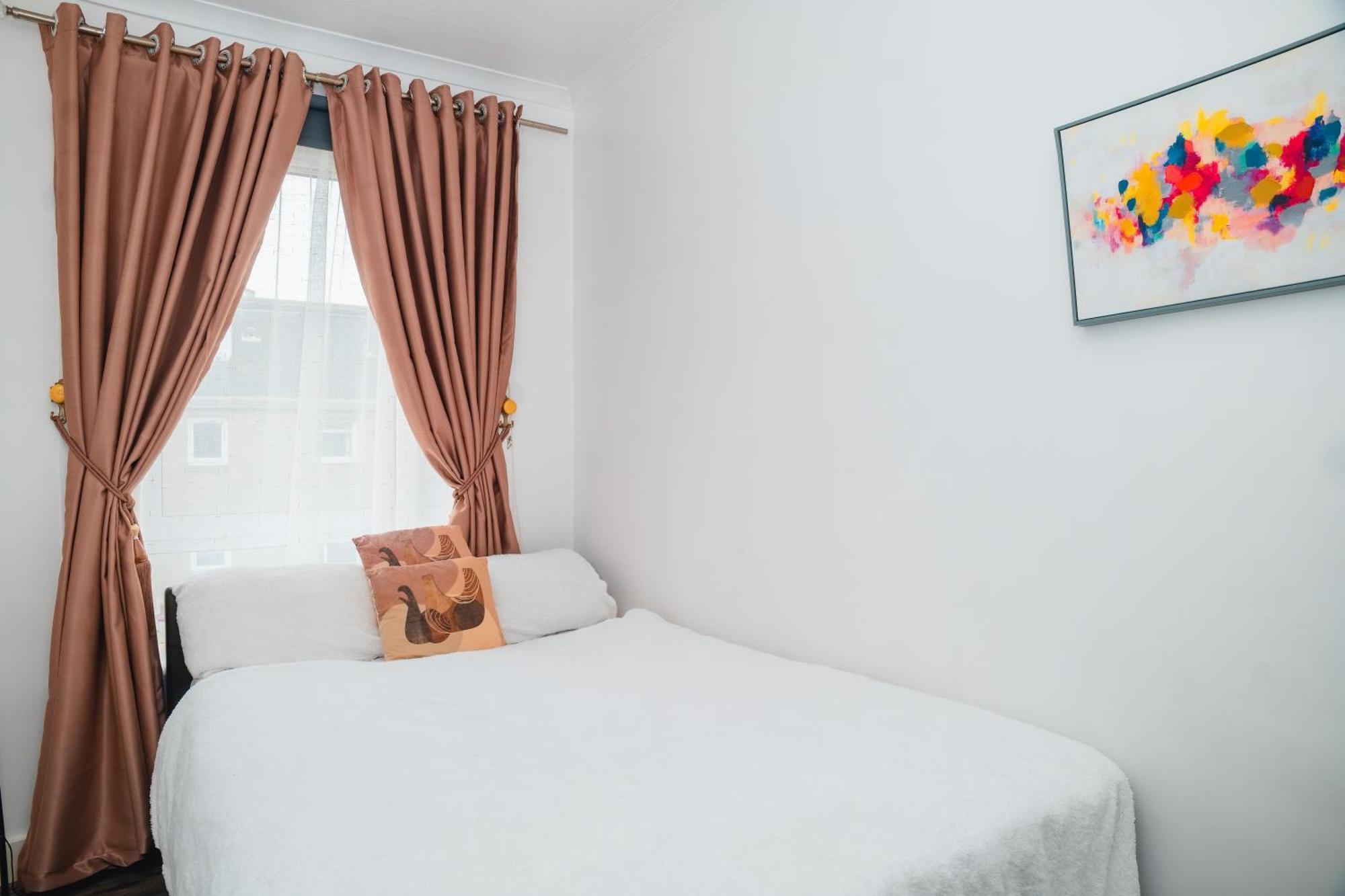 Aberdeen City Centre Flat: 2-Bedroom with Parking Exterior photo