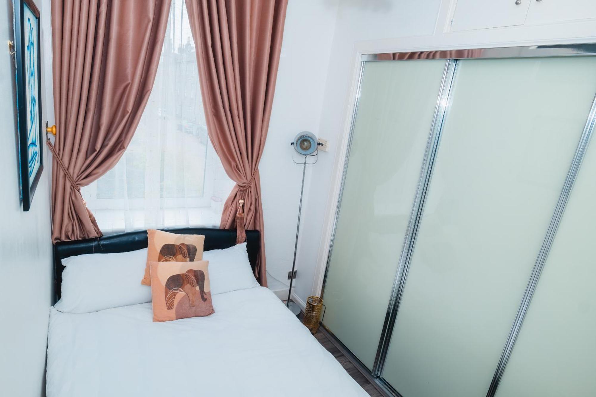 Aberdeen City Centre Flat: 2-Bedroom with Parking Exterior photo