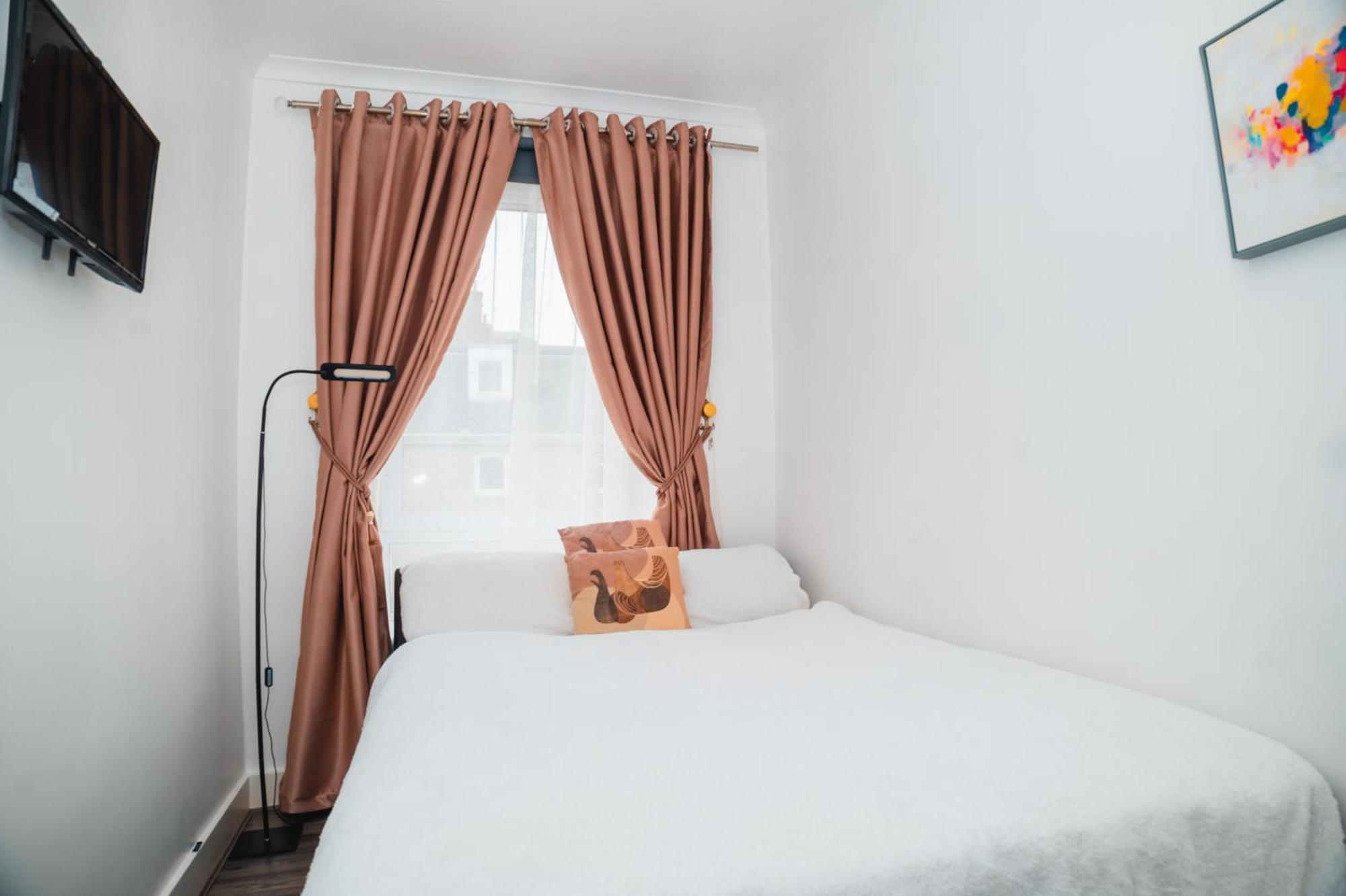 Aberdeen City Centre Flat: 2-Bedroom with Parking Exterior photo