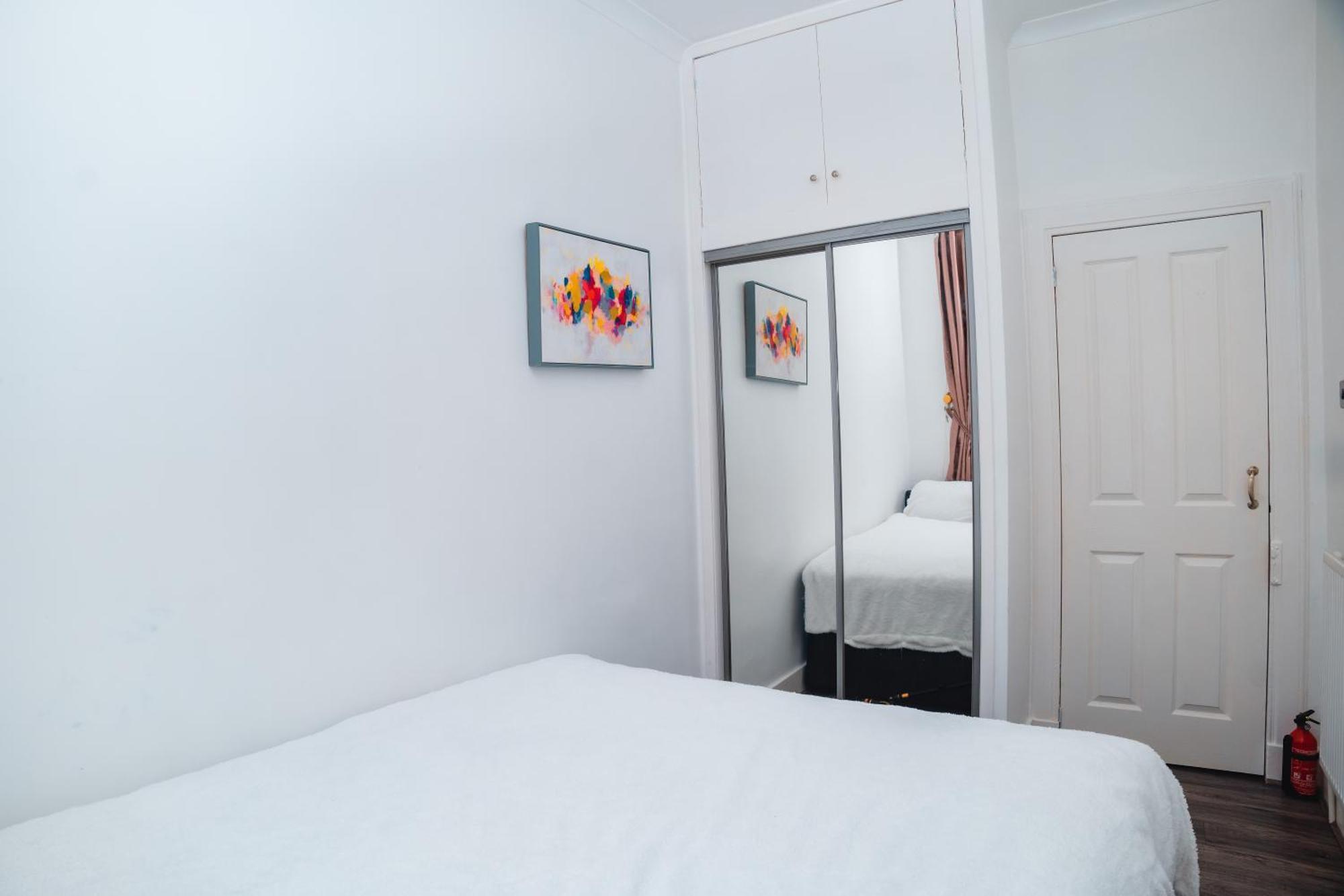 Aberdeen City Centre Flat: 2-Bedroom with Parking Exterior photo